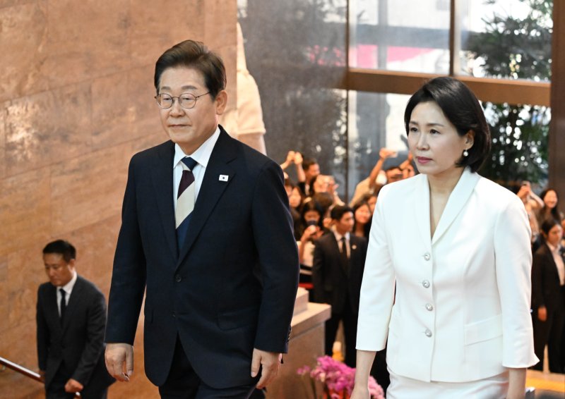 이재명 대통령이 취임 선서를 하기 위해 4일 오전 김혜경 여사와 함께 서울 여의도 국회에 도착해 로텐더홀로 이동하고 있다. 2025.6.4/뉴스1 ⓒ News1 국회사진기자단