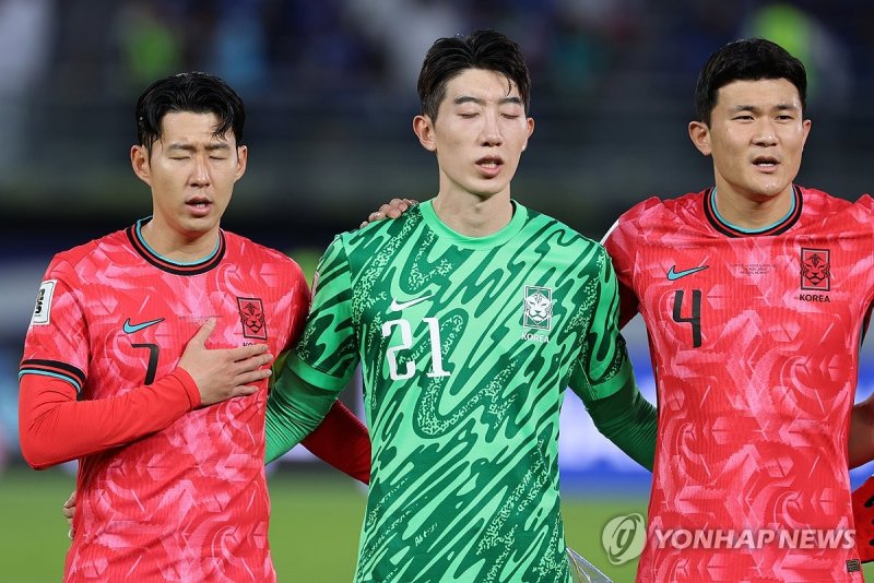 애국가 부르는 손흥민-조현우-김민재 (출처=연합뉴스)