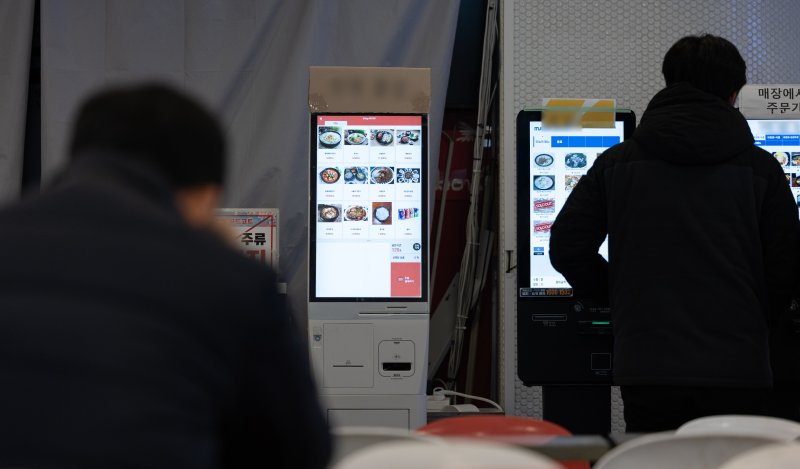 서울 시내의 한 식당에서 손님들이 키오스크를 이용하고 있다. ⓒ News1 이승배 기자