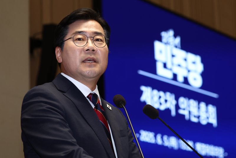박찬대 더불어민주당 대표 직무대행 겸 원내대표가 5일 서울 여의도 국회에서 열린 의원총회에서 발언하고 있다. 2025.6.5/뉴스1 ⓒ News1 김민지 기자