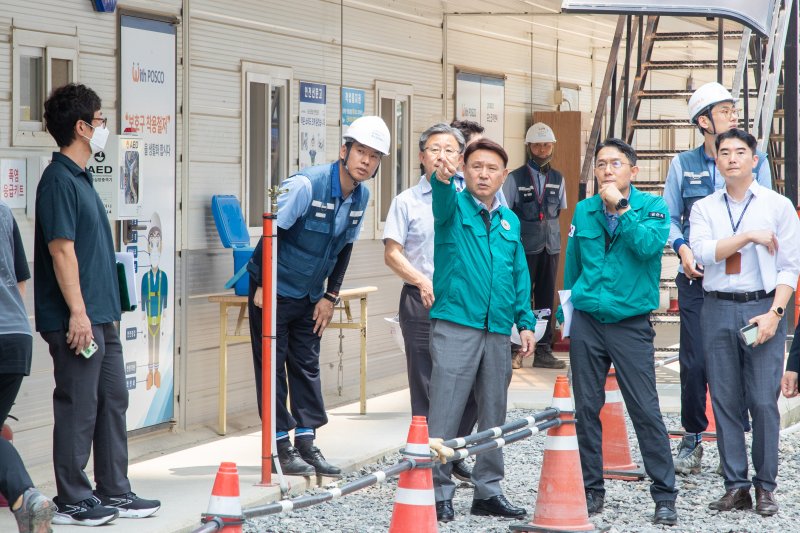 강임준 군산시장(가운데)이 재난·재해 위험지구를 점검하고 있다.(사진=군산시 제공) *재판매 및 DB 금지