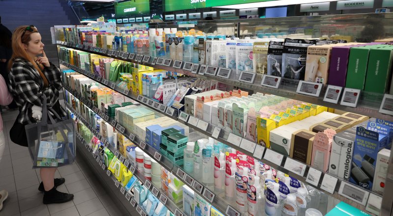 14일 서울 중구 명동의 한 뷰티 매장에서 외국인 관광객들이 화장품을 둘러보고 있다. 이날 중소벤처기업부는 올해 1분기 중소기업 수출이 전년 동기 대비 0.7% 증가한 270억 달러(약 38조 원)를 기록했다고 밝혔다. 2025.5.14/뉴스1 ⓒ News1 박지혜 기자