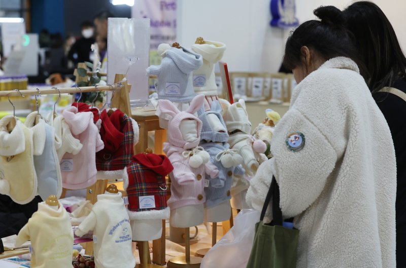 15일 오후 서울 강남구 세텍(SETEC)에서 열린 크리스마스 서울펫쇼를 찾은 시민들이 부스를 둘러보고 있다 /뉴스1 DB ⓒ News1 김진환 기자
