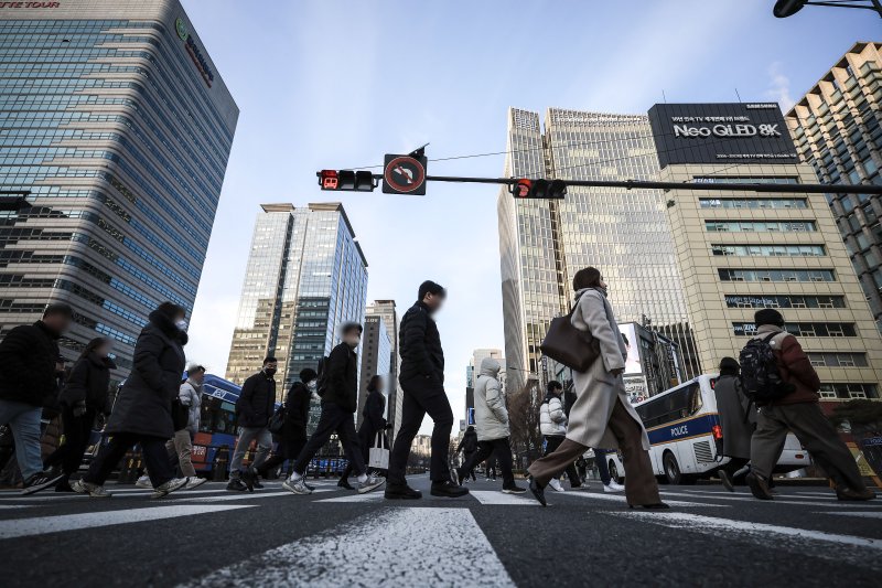 [서울=뉴시스] 정병혁 기자 = 서울 종로구 광화문네거리에서 직장인들이 출근하고 있다. 2025.01.02. jhope@newsis.com