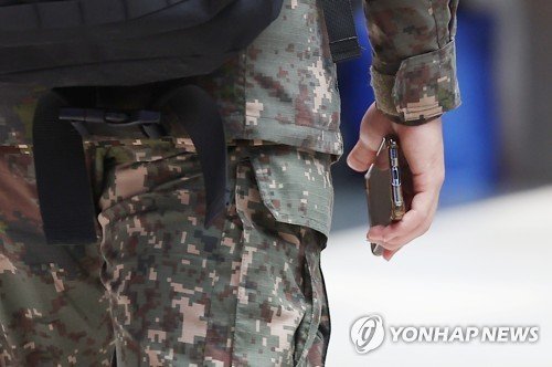 [샷!] "병장이 일병을 선임 대우하게 될 수도" (출처=연합뉴스)