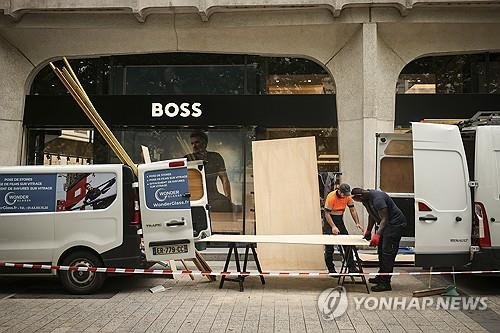 결승전에 앞서 자체 방어막 치는 샹젤리제 거리 상점 (출처=연합뉴스)