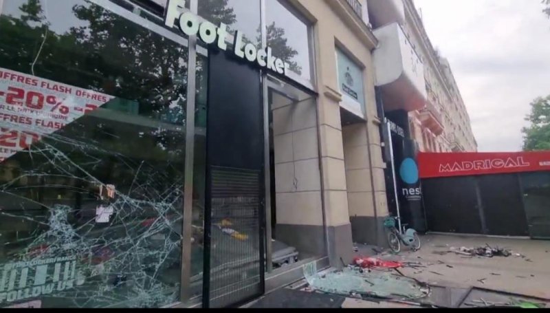 샹젤리제 거리의 운동화 유통 체인점이 약탈당한 모습. (출처=연합뉴스)