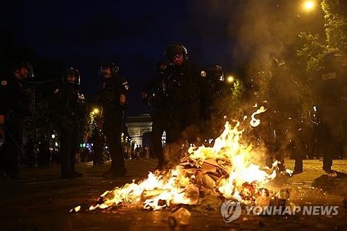PSG-인터밀란 경기가 열린 지난달 31일 밤 샹젤리제 거리 모습 (출처=연합뉴스)