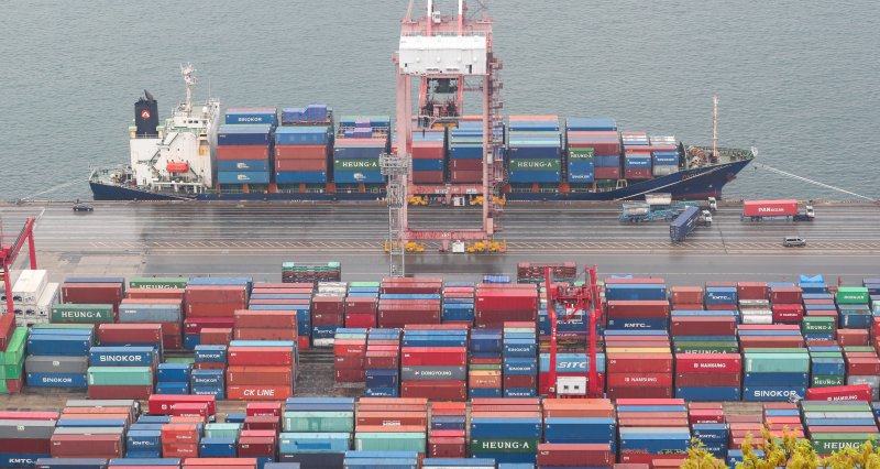 21일 부산 남구 신선대 부두에서 컨테이너선들이 하역작업을 하고 있다.(자료사진) 2022.4.20/뉴스1 ⓒ News1 김영훈 기자