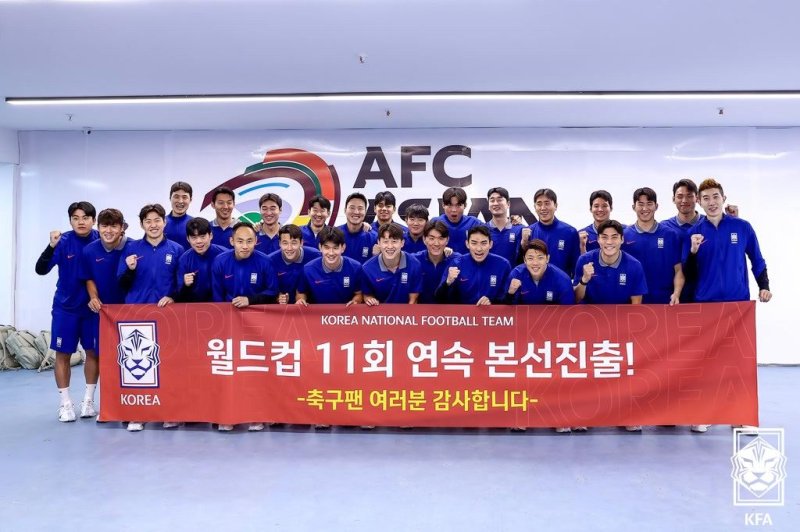 월드컵 11회 연속 본선 진출을 일군 뒤 라커룸에서 환호하는 선수들(대한축구협회 제공)