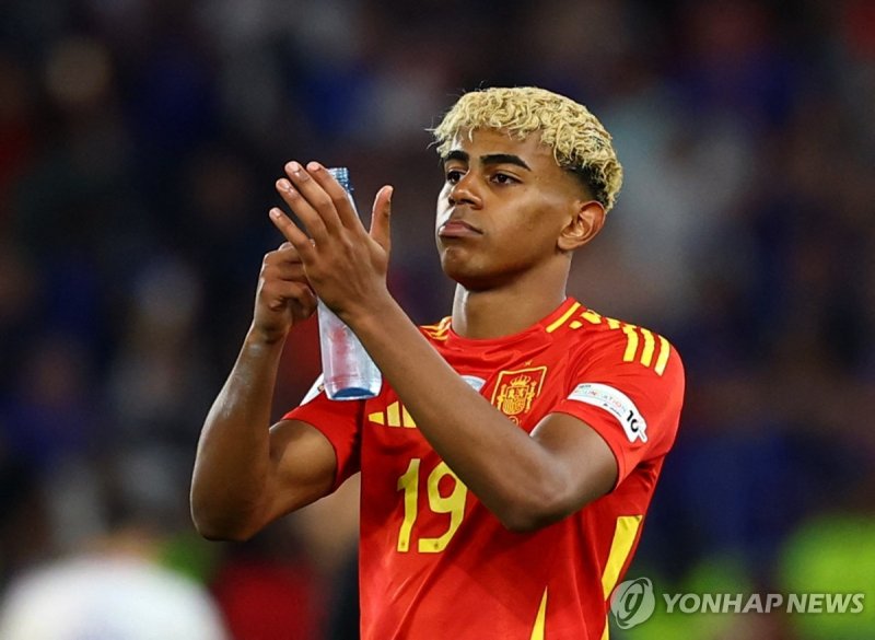 승리를 축하하는 스페인의 골잡이 라민 야말 (출처=연합뉴스)