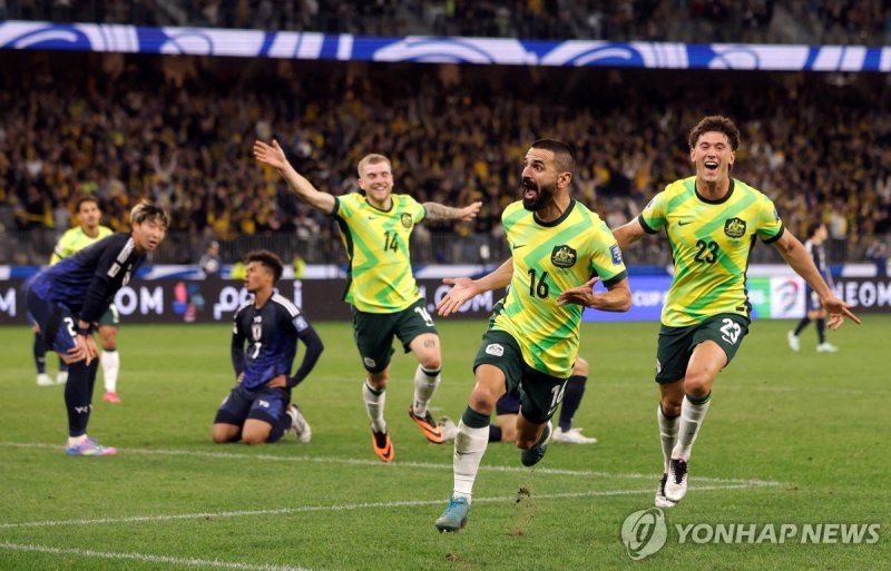 일본과의 경기에서 골 터뜨리며 기뻐하는 아지즈 베이치(16번) (출처=연합뉴스)