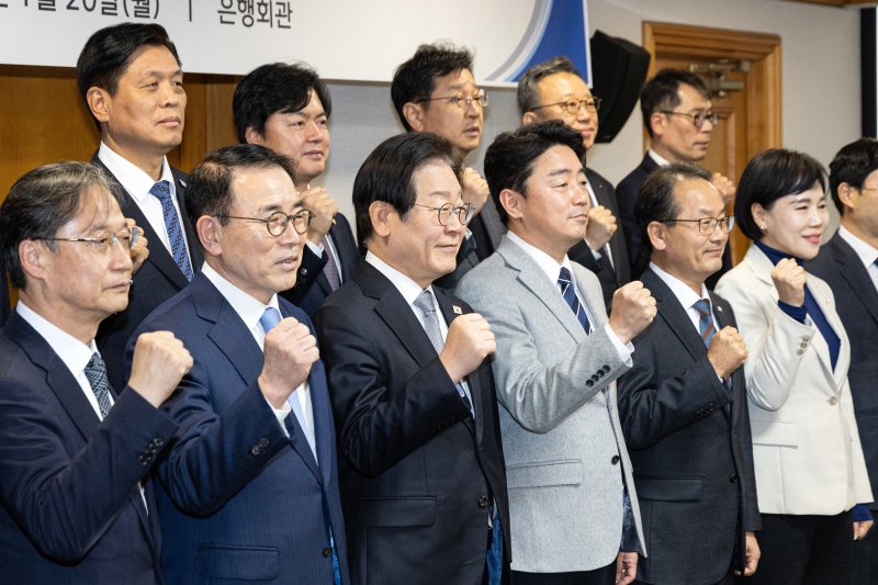 [서울=뉴시스] 김진아 기자 = 지난 1월 20일 당시 이재명 더불어민주당 대표(앞줄 왼쪽 세 번째)가 서울 중구 전국은행연합회에서 열린 민생경제 회복을 위한 더불어민주당-은행권 현장간담회에서 조용병 은행연합회장(앞줄 왼쪽 두 번째)을 비롯한 은행장들과 기념촬영을 하고 있다. (공동취재) 2025.01.20. photo@newsis.com