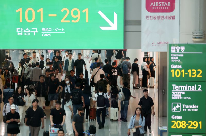 [인천공항=뉴시스] 김선웅 기자 = 현충일 연휴를 하루 앞둔 5일 인천국제공항 제1여객터미널 면세구역이 출국을 앞둔 여행객들로 붐비고 있다. 2025.06.05. mangusta@newsis.com