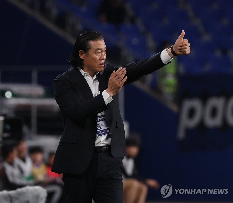엄지 들어 보이는 김판곤 감독 (출처=연합뉴스)