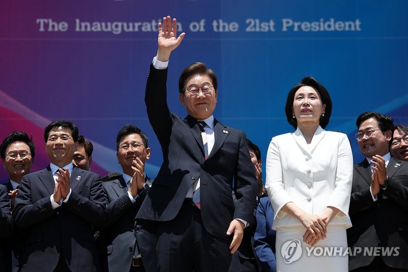 이재명 대통령, 시민들에게 인사 (출처=연합뉴스)