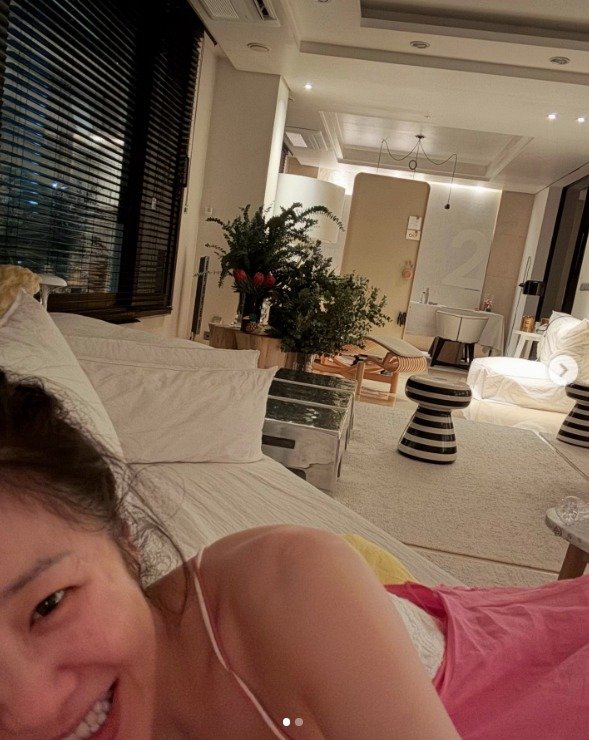 53세 고현정, 잠옷 입고 어깨 드러낸 채 환한 웃음…여전한 미모
