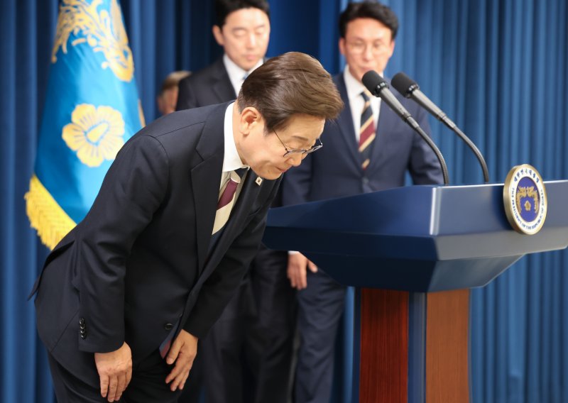 이재명 대통령이 지난 4일 서울 용산구 대통령실 청사 브리핑룸에서 국무총리와 국정원장, 대통령 비서실장 등 인선발표를 하기 앞서 고개 숙여 인사하고 있다. 2025.6.4/뉴스1 ⓒ News1 허경 기자