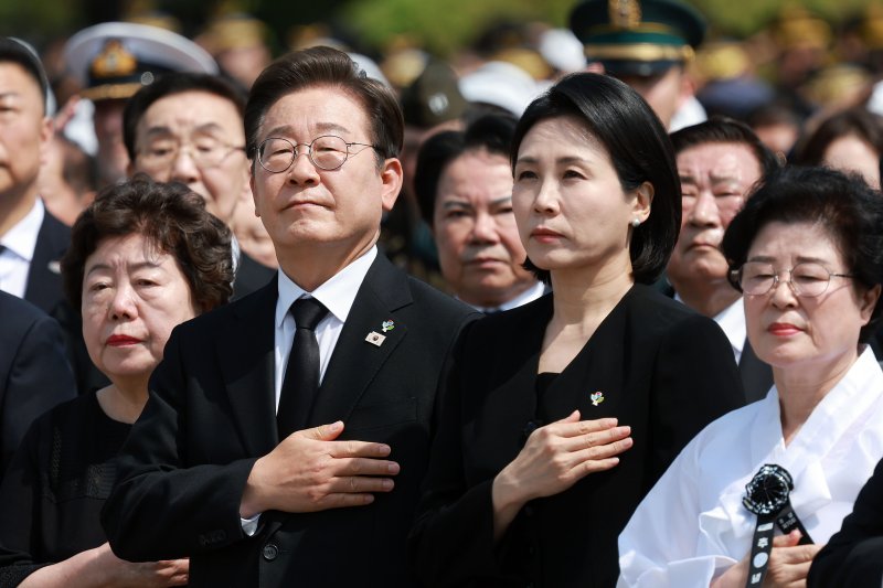 [서울=뉴시스] 고범준 기자 = 이재명 대통령과 김혜경 여사가 6일 서울 동작구 국립서울현충원에서 열린 제70회 현충일 추념식에서 참석자들과 국민의례를 하고 있다. 2025.06.06. bjko@newsis.com <저작권자ⓒ 공감언론 뉴시스통신사. 무단전재-재배포 금지.> /사진=뉴시스화상