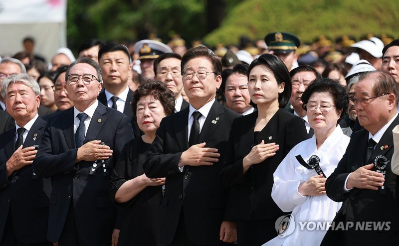 이재명 대통령 부부, 현충일 추념식 국민의례 (출처=연합뉴스)
