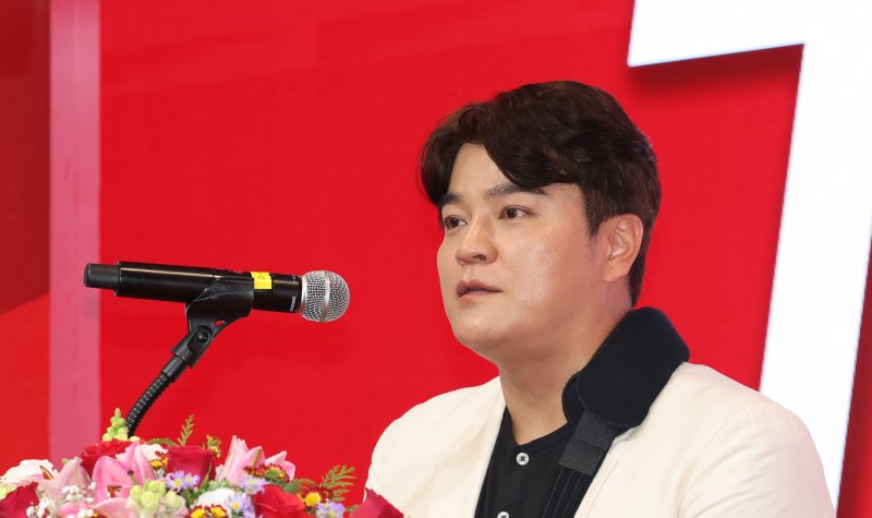 [인천=뉴시스] 전진환 기자 = 프로야구 SSG 랜더스의 추신수가 지난해 11월7일 오후 인천 연수구 경원재 앰배서더 인천에서 열린 은퇴 기자회견에서 기자들의 질문에 답하고 있다. 2024.11.07. amin2@newsis.com