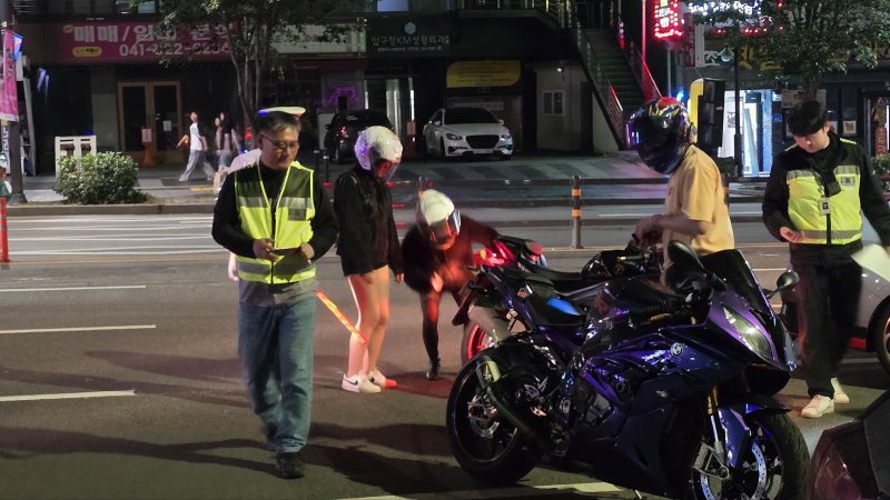 경찰이 천안 동남 신세계백화점 앞에서 폭주행위자들을 단속하고 있다. (충남경찰청 제공, 재판매 및 DB금지) / 뉴스1