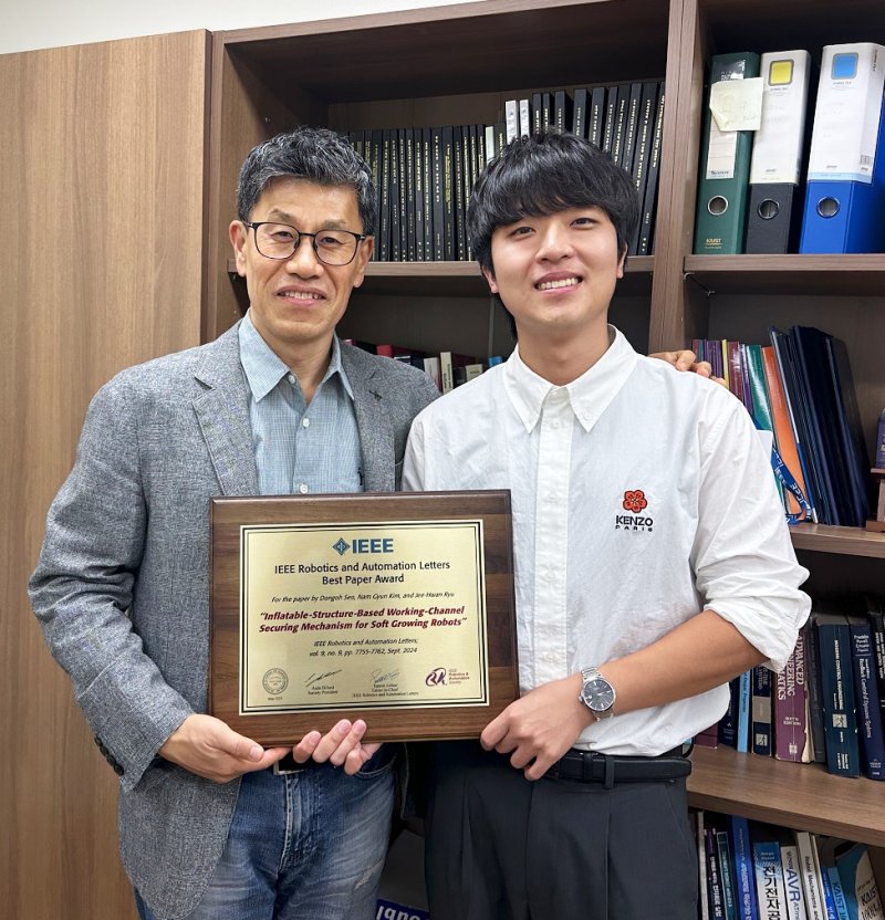 [대전=뉴시스] KAIST 건설및환경공학과 유지환 교수팀이 최근 세계적인 로봇분야 학회(ICRA)에서 미국전기전자학회(IEEE) 산하 로봇 저널의 최우수 논문상을 수상했다. 유지환 교수(왼쪽)와 김남균 박사과정.(사진=KAIST 제공) *재판매 및 DB 금지