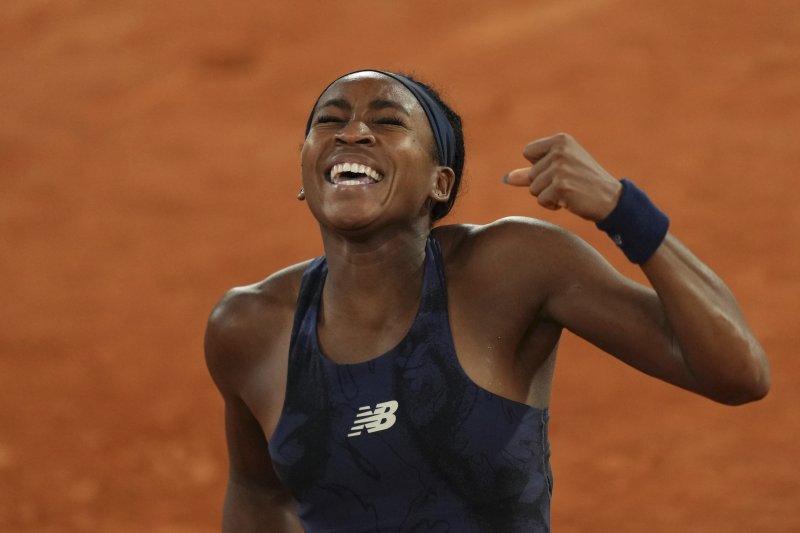 [파리=AP/뉴시스] 코코 고프(2위·미국)가 5일(현지 시간) 프랑스 파리 롤랑가로스 스타디움에서 열린 프랑스오픈 여자 단식 준결승에서 로이스 보아송(361위·프랑스)을 꺾은 후 환호하고 있다. 고프는 돌풍을 일으키고 4강까지 올라온 보아송을 2-0(6-1 6-2)으로 완파하고 결승에 올라 아리나 사발렌카(1위·벨라루스)와 우승을 다툰다. 2025.06.06.