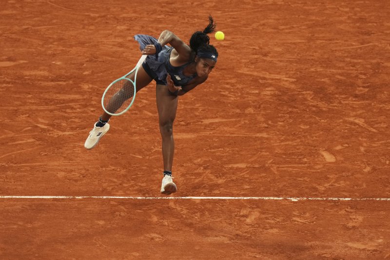 [파리=AP/뉴시스] 코코 고프(2위·미국)가 5일(현지 시간) 프랑스 파리 롤랑가로스 스타디움에서 열린 프랑스오픈 여자 단식 준결승에서 로이스 보아송(361위·프랑스)과 경기하고 있다. 고프는 돌풍을 일으키고 4강까지 올라온 보아송을 2-0(6-1 6-2)으로 완파하고 결승에 올라 아리나 사발렌카(1위·벨라루스)와 우승을 다툰다. 2025.06.06.