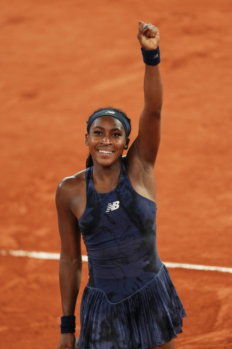 [파리=AP/뉴시스] 코코 고프(2위·미국)가 5일(현지 시간) 프랑스 파리 롤랑가로스 스타디움에서 열린 프랑스오픈 여자 단식 준결승에서 로이스 보아송(361위·프랑스)을 꺾은 후 세리머니하고 있다. 고프는 돌풍을 일으키고 4강까지 올라온 보아송을 2-0(6-1 6-2)으로 완파하고 결승에 올라 아리나 사발렌카(1위·벨라루스)와 우승을 다툰다. 2025.06.06.