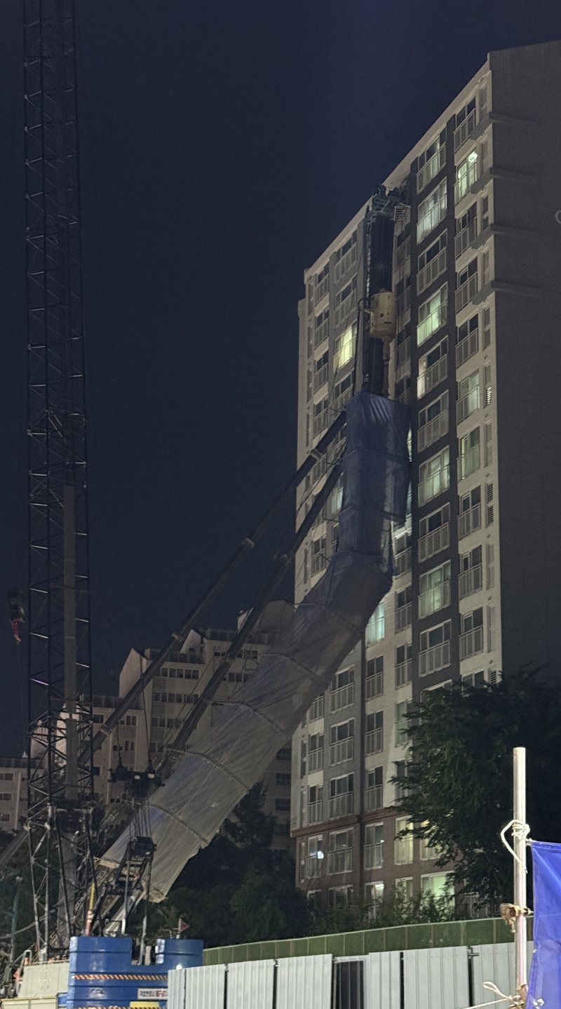 5일 오후 10시 13분께 경기 용인시 기흥구 서천동 인덕원~동탄 복선전철 공사 현장에서 대형 중장비인 천공기(지반을 뚫는 건설기계)가 15층 높이 아파트를 덮친 모습. (독자 제공. 재판매 및 DB 금지) 2025.6.5/뉴스1