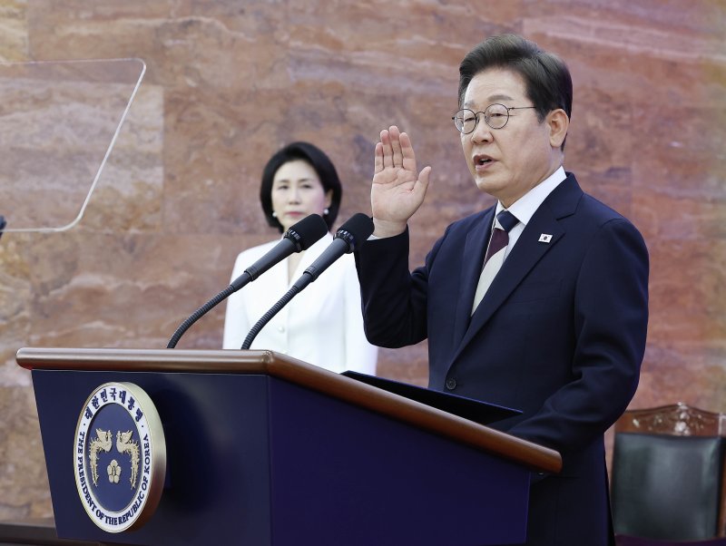 이재명 대통령이 6일 국립서울현충원에서 거행되는 제70회 현충일 추념식에 참석했다. 사진은 이 대통령이 지난 4일 서울 여의도 국회 본청 로텐더홀에서 제21대 대통령 취임사를 하고 있는 모습. 2025.6.4/뉴스1 ⓒ News1 국회사진기자단