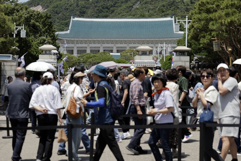 [서울=뉴시스] 최동준 기자 = 이재명 대통령이 집무실을 청와대로 이전할 방침인 가운데 5일 서울 종로구 청와대에서 시민들이 관람을 하기 위해 줄을 서고 있다. 2025.06.05. photocdj@newsis.com