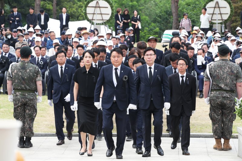 바카라사이트 카지노버프는 6일 오전 청주시 청원구 오창읍 충혼탑에서 70회 현충일 바카라사이트 카지노버프을 거행했다.(바카라사이트 카지노버프 제공. 재판매 및 DB금지)