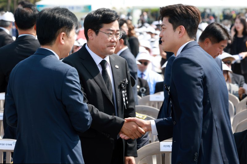 [서울=뉴시스] 고범준 기자 = 박찬대 더불어민주당 당 대표 직무대행 겸 원내대표와 김용태 국민의힘 비상대책위원장이 6일 서울 동작구 국립서울현충원에서 열린 제70회 현충일 추념식에서 대화하고 있다. 2025.06.06. bjko@newsis.com