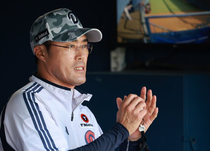 조성환 두산 베어스 감독대행이 3일 오후 서울 송파구 잠실야구장에서 열린 프로야구 '2025 신한 SOL뱅크 KBO 리그' KIA 타이거즈와 두산 베어스의 경기를 지켜보고 있다. 2025.6.3/뉴스1 ⓒ News1 김진환 기자