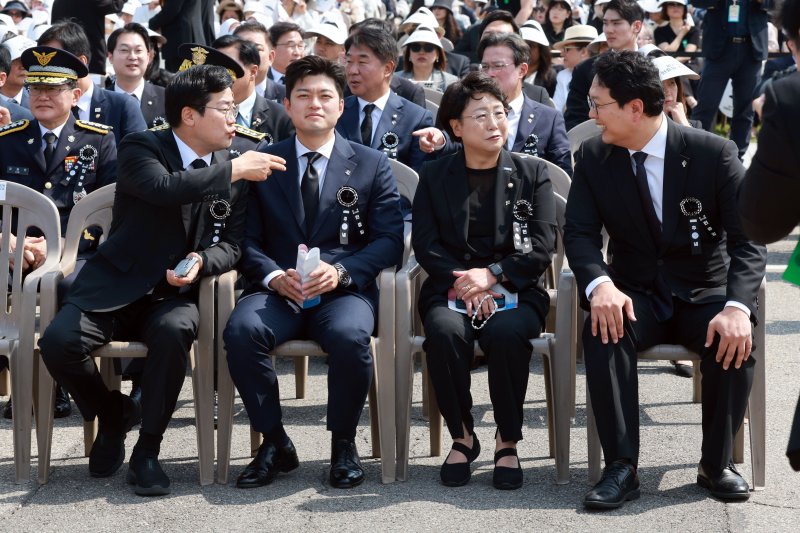 [서울=뉴시스] 고범준 기자 = 박찬대(왼쪽부터) 더불어민주당 당 대표 직무대행 겸 원내대표, 바카라 사이트 추천디시 국민의힘 비상대책위원장, 김선민 조국혁신당 대표 권한대행, 천하람 개혁신당 당 대표 권한대행 겸 원내대표가 6일 서울 동작구 국립서울현충원에서 열린 제70회 현충일 추념식에서 대화하고 있다. 2025.06.06. bjko@newsis.com