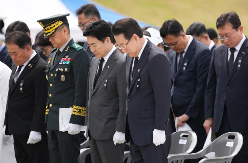 김영록 전라남도지사가 6일 담양군 평화예술광장에서 열린 ‘제70회 현충일 추념식’에 참석, 사이렌 취명에 맞춰 묵념을 하고 있다.(메이저 바카라사이트 유니88벳 제공. 재판매 및 DB금지) 2025.6.6/메이저 바카라사이트 유니88벳1