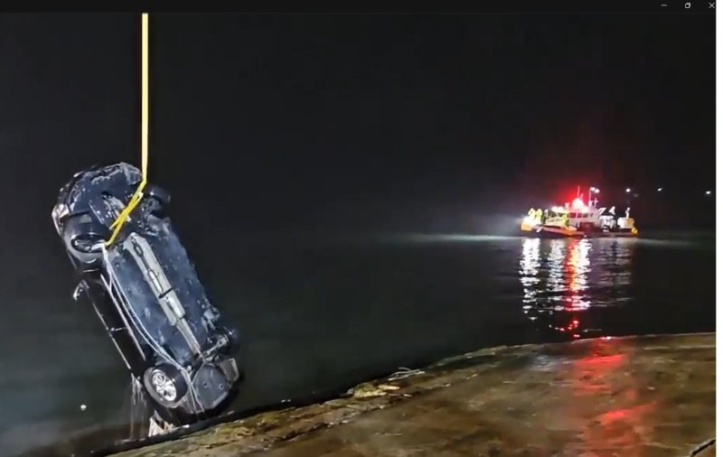 [진도=뉴시스] 지난 2일 오후 전남 진도군 한 항만 인근 해상으로 추락한 차량이 인양되고 있다. 경찰은 자신의 아내와 두 아들을 태운 차량을 몰고 바다에 추락, 살해한 혐의로 40대 아버지를 붙잡아 정확한 경위를 조사 중이다. (사진 = 목포해양경찰서 제공) 2025.06.03. photo@newsis.com *재판매 및 DB 금지