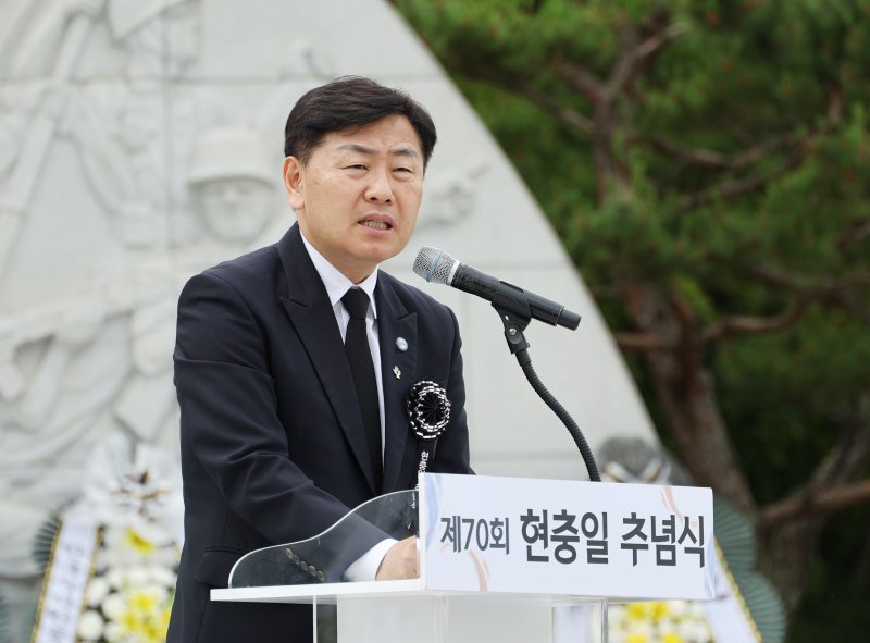 [전주=뉴시스] 6일 국립임실호국원에서 ‘제70회 현충일 추념식’에 김관영 전북지사를 비롯해 보훈단체장, 전몰군경 유족 및 보훈가족, 각계 기관·단체장 등 200여 명이 참석해 순국선열과 호국영령의 숭고한 정신을 추모하고 있다. 2025.06.06 (사진= 전북자치도 제공) *재판매 및 DB 금지