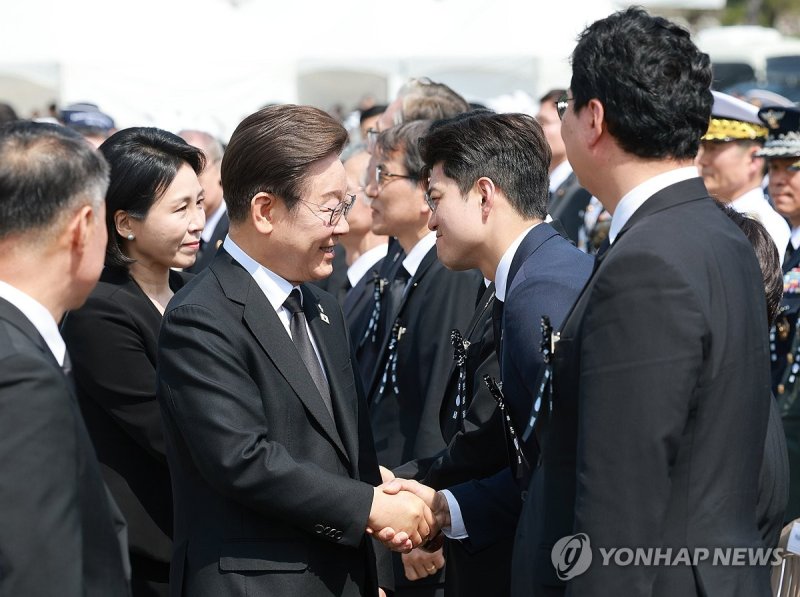 인사하는 이재명 대통령과 김용태 비대위원장 (출처=연합뉴스)