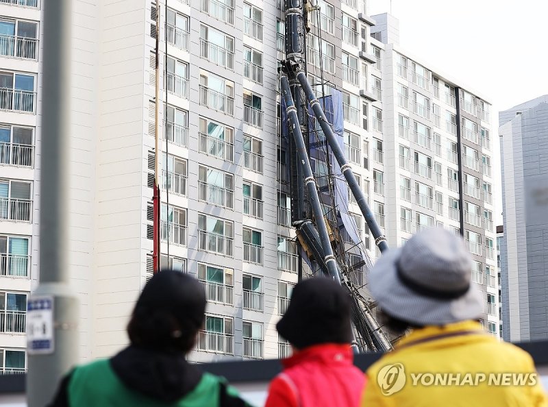 아파트로 넘어진 천공기 (출처=연합뉴스)