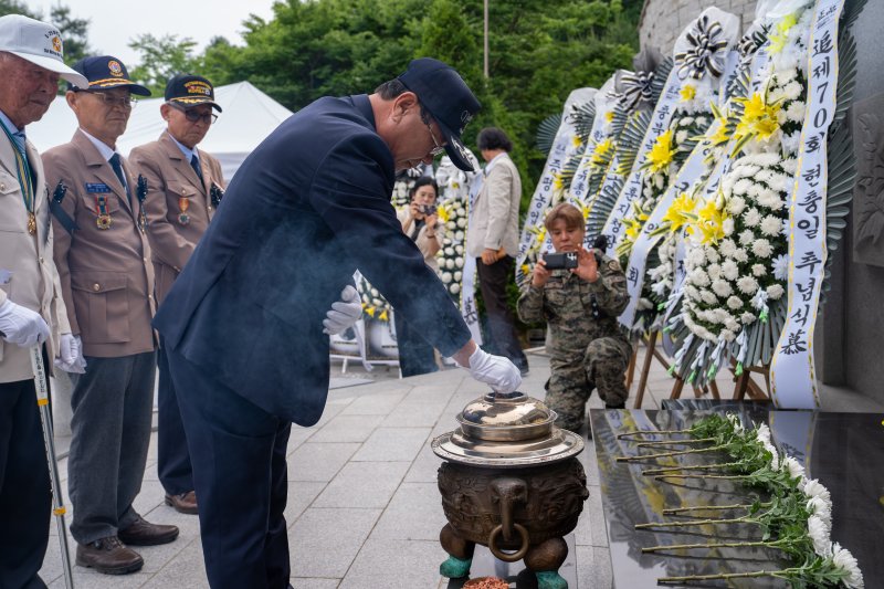 [증평=뉴시스] 충북 증평군이 6일 보건복지타운 내 충혼탑에서 70회 현충일 추념식을 진행하고 있다. (사진= 증평군 제공) 2025.06.06. photo@newsis.com *재판매 및 DB 금지