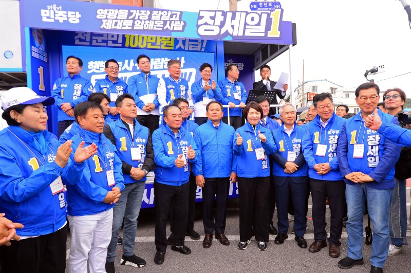 지난해 10·16 전남 영광군수 재선거 공식 선거운동이 시작된 3일 오전 영광군 영광읍 전매청사거리에서 장세일 민주당 후보가 출정식을 하는 모습. 2024.10.3/뉴스1 ⓒ News1 이승현 기자