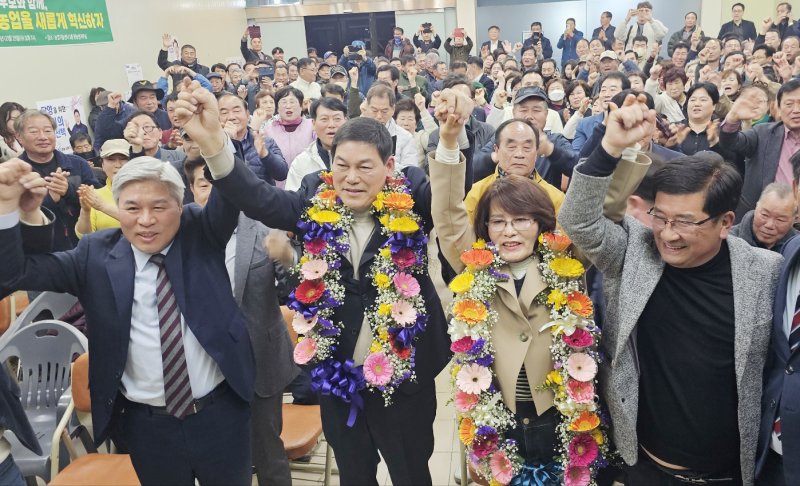 지난 4·2재보궐선거에서 당선된 정철원 조국혁신당 담양군수 후보가 2일 오후 전남 담양군 담양읍 선거사무소에서 지지자들과 함께 기쁨을 나누고 있다. (정철원 후보 캠프 제공. 재판매 및 DB 금지) 2025.4.2/뉴스1