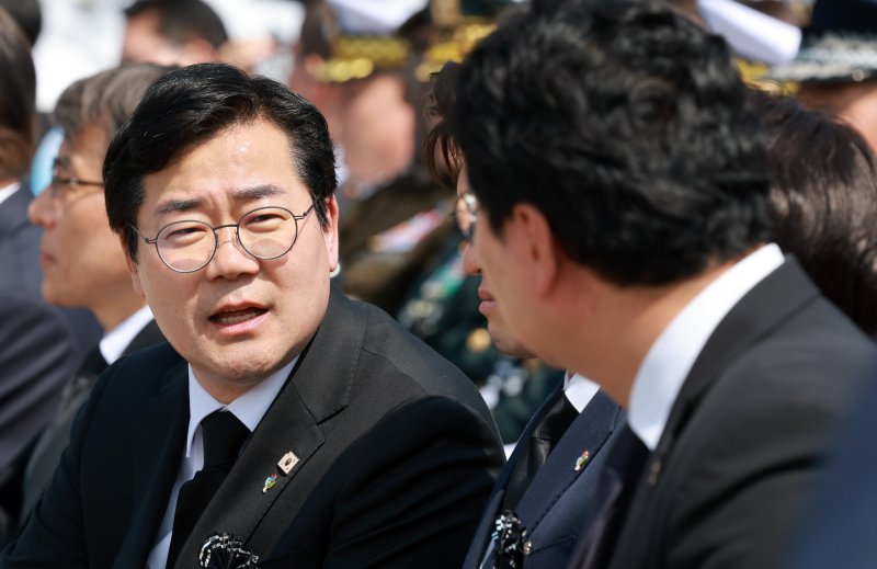 더불어민주당 박찬대 당 대표 권한대행 겸 원내대표가 6일 서울 동작구 국립서울현충원에서 열린 70회 현충일 추념식에서 개혁신당 천하람 원내대표 겸 당 대표 권한대행 등 여야 정치인들과 대화하고 있다.[대통령실통신사진기자단] /사진=연합뉴스