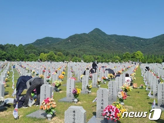 제70주년 현충일을 맞은 6일 국립대전현충원 장병묘역에 유족과 추모객들이 참배하고 있다. ⓒ 뉴스1