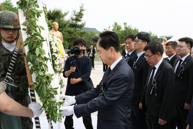 제70주년 현충일을 맞아 김태흠 충남지사가 충남보훈공원에서 열린 추념식에 참석한 모습. (충남도 제공, 재판매 및 DB금지) / 뉴스1