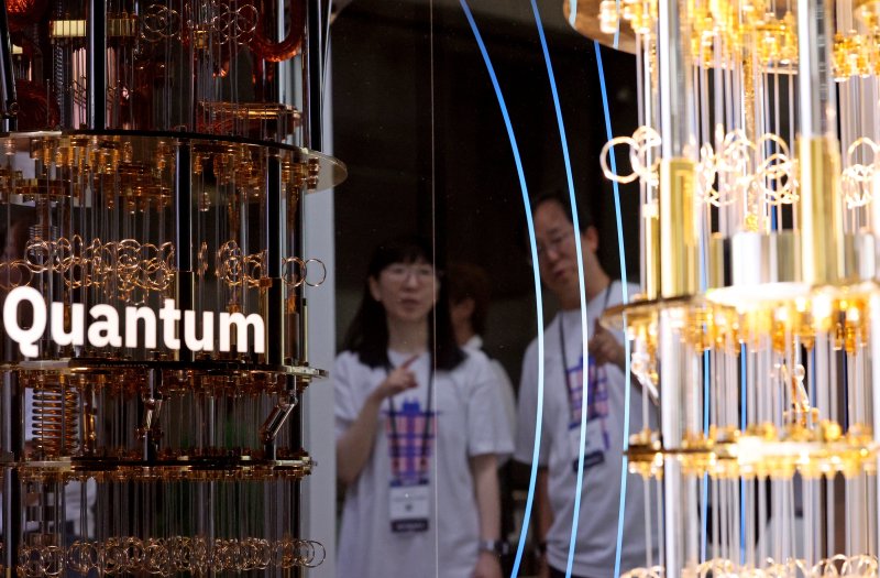 지난해 경기 고양시 킨텍스에서 열린 퀀텀 코리아 2024에 참가한 IBM 관계자가 양자 컴퓨터 모형을 설명하고 있다. 2024.6.25/뉴스1 ⓒ News1 장수영 기자
