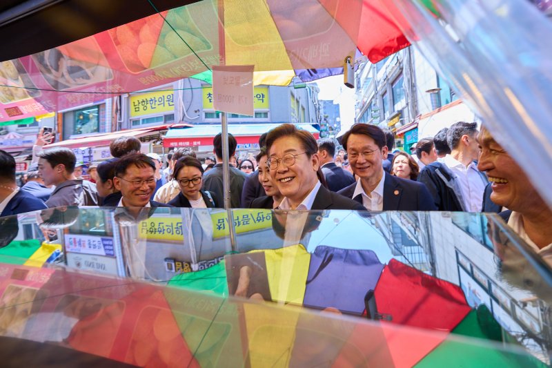 이재명 대통령과 김혜경 여사가 6일 서울 사당동 남성시장을 방문해 상인과 대화하고 있다. (대통령실 제공. 재판매 및 DB 금지) 2025.6.6/뉴스1